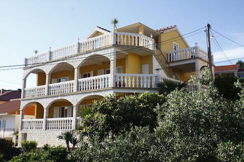 Top performing Airbnb: Apartment Karmen-Trogir, 6 persons in Arbanija