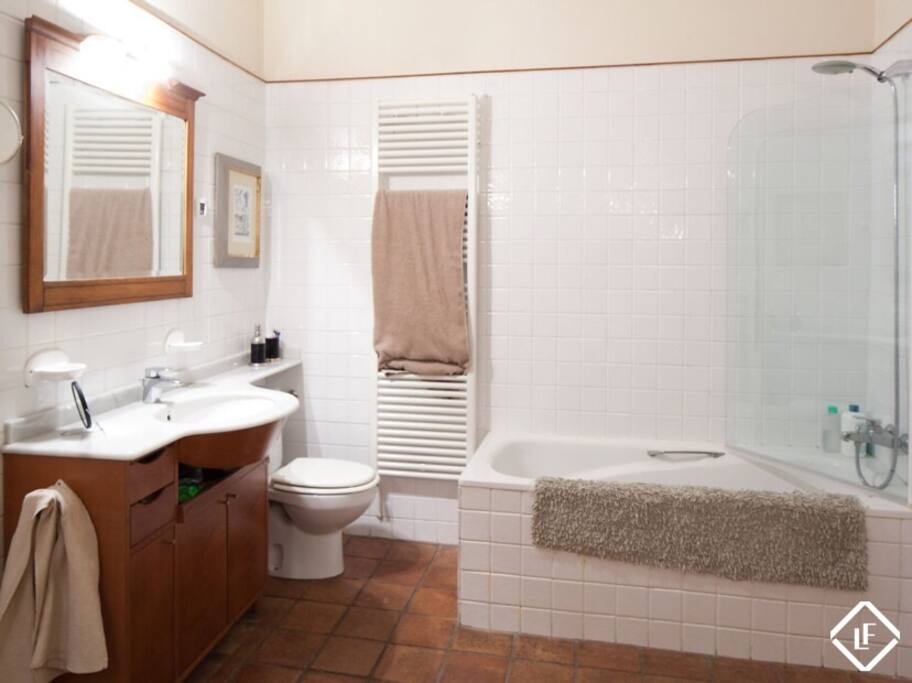 full equipped bathroom