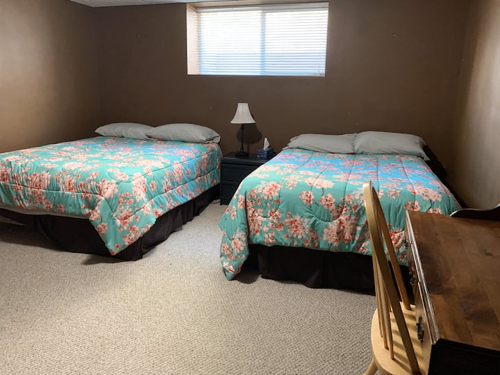 (Slaapkamer 7) Kelder - twee queensize bedden.