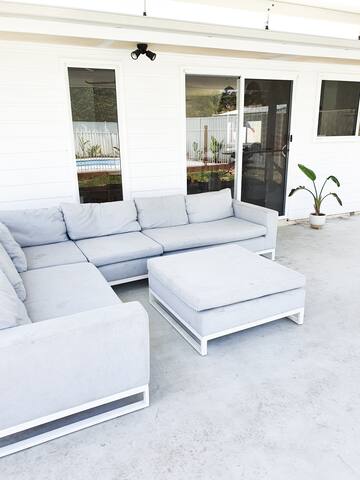 Pet friendly beach home, 3 bedrooms with a pool! gallery image 4