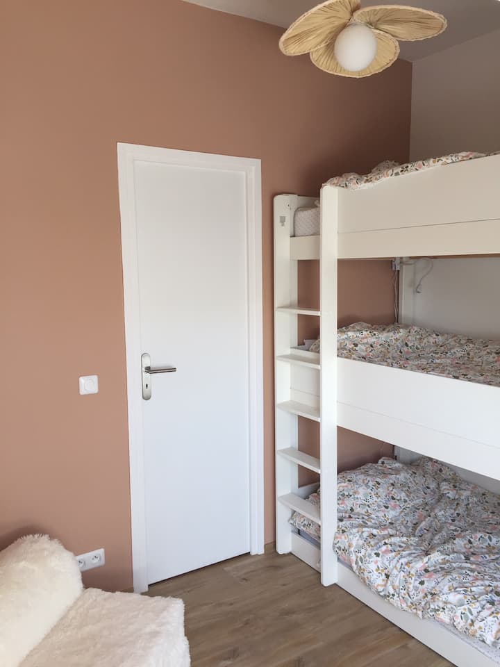 ห้องนอน 2 - เตียงสองชั้นสามเตียง 