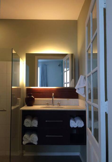 Banheiro com conforto de um bom hotel