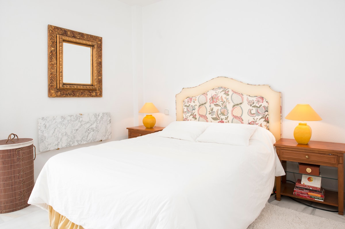 Dormitorio acogedor con colchón tamaño queen