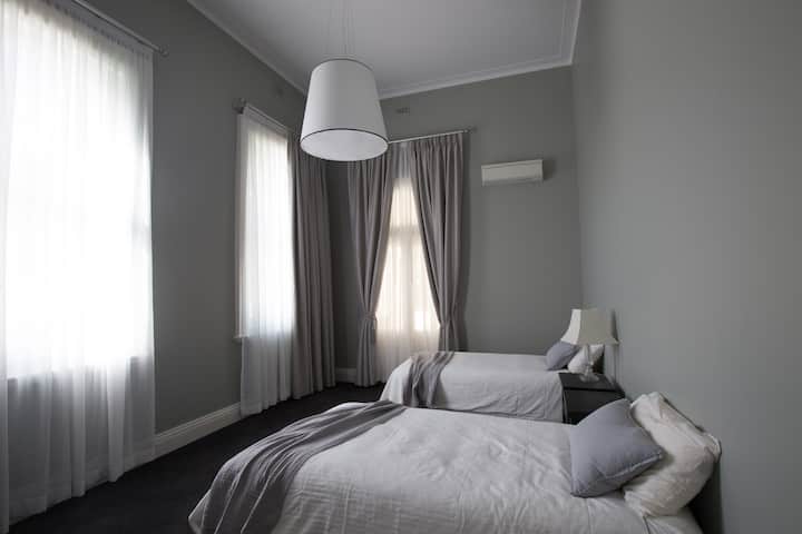 Dhomë gjumi 4 - 2 krevate tek