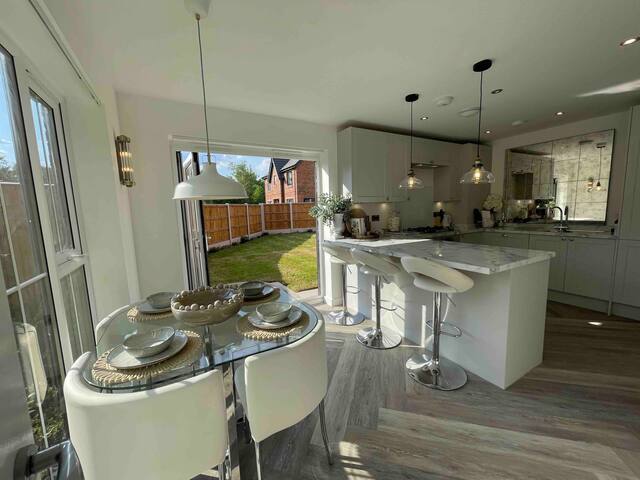 Beautiful 5* riverview home, private +free parking