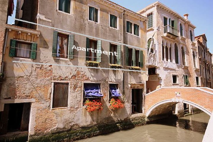 Charming Venetian style, fascinating canal view