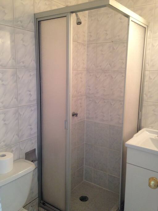 Baño privado con ducha caliente