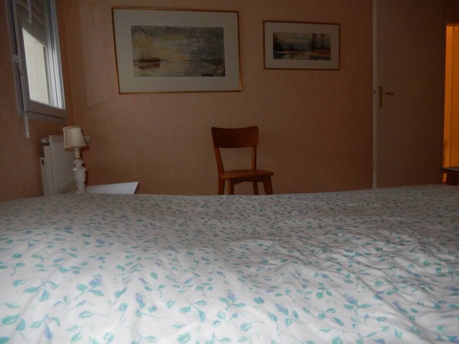chambre avec un vrai lit de 1,40m