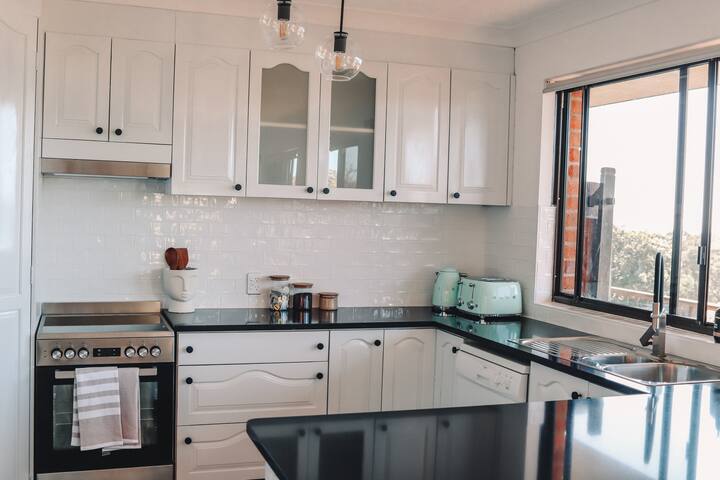 Beachfront 3 Bed Apartment-Pool/Spectacular Views! gallery image 4