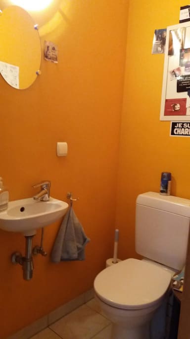 Toilette juste en face de la chambre.