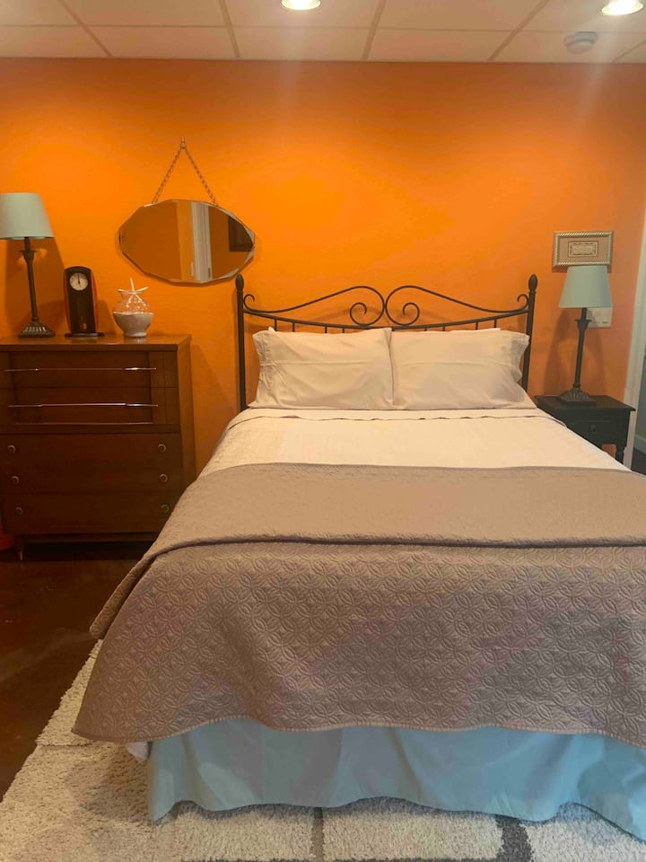 Chumba cha kulala cha kiwango cha chini kilicho na kitanda cha malkia. Kabati lina kitanda cha mapacha. 