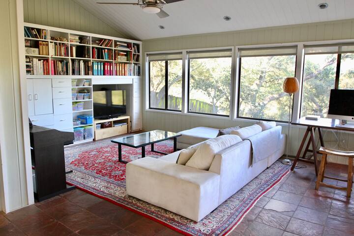 Spacious mid-century modern oasis near the beach gallery image 3