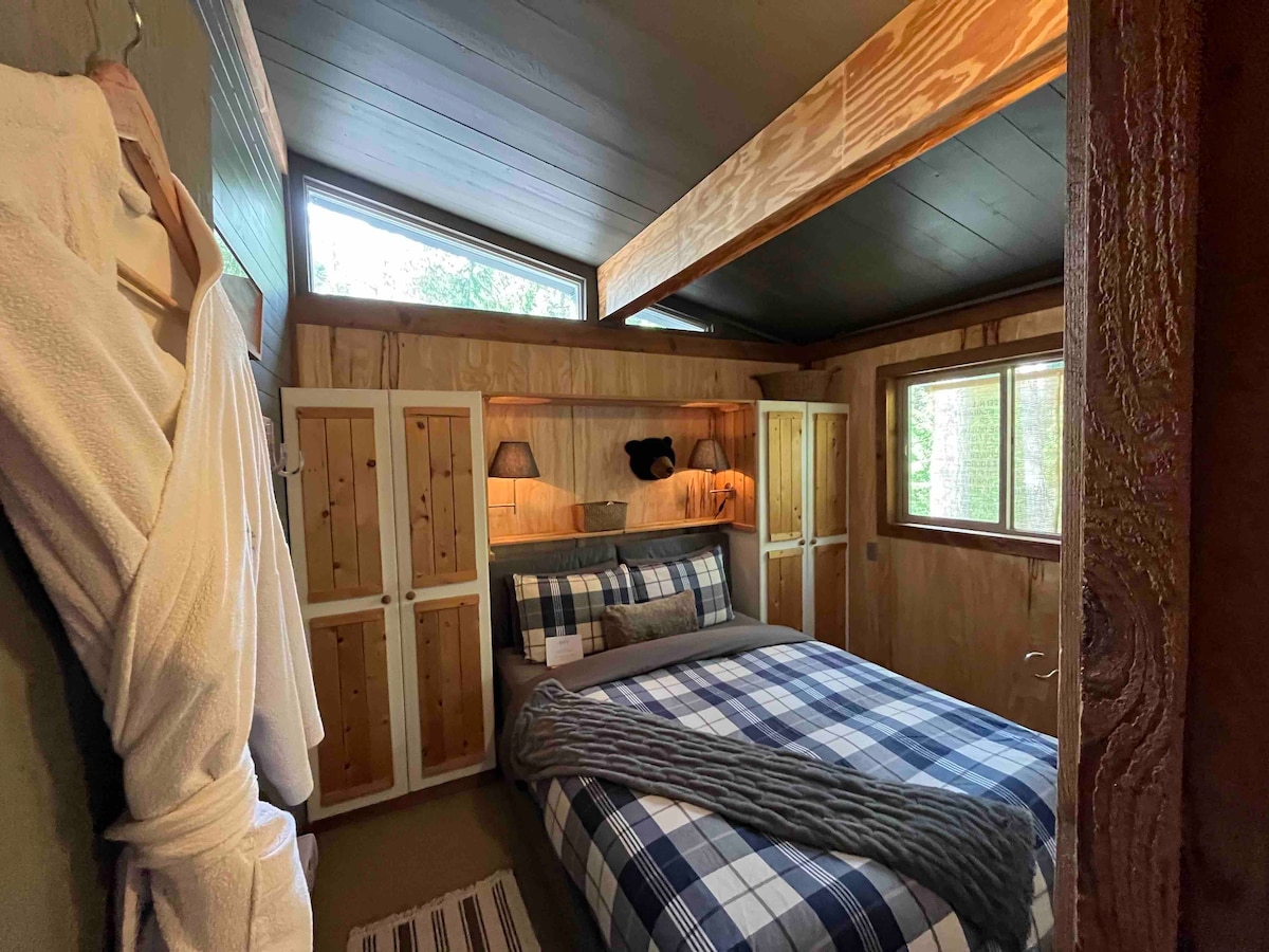 Going into bedroom, queen size bed 