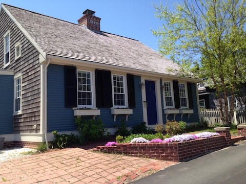 Charming Antique Cape, waterviews, steps to beach