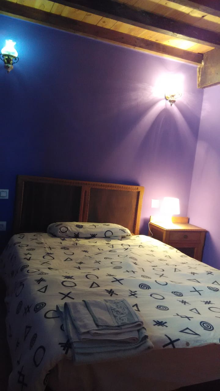 غرفة تضم سريرين صغيرين