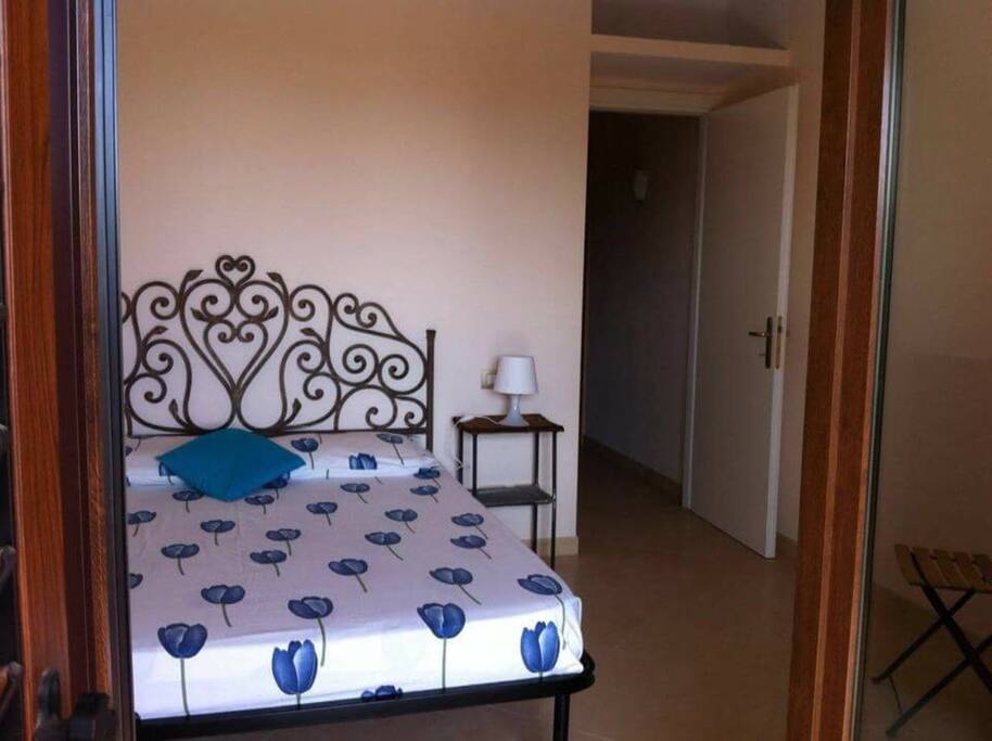 Letto matrimoniale stanza verde