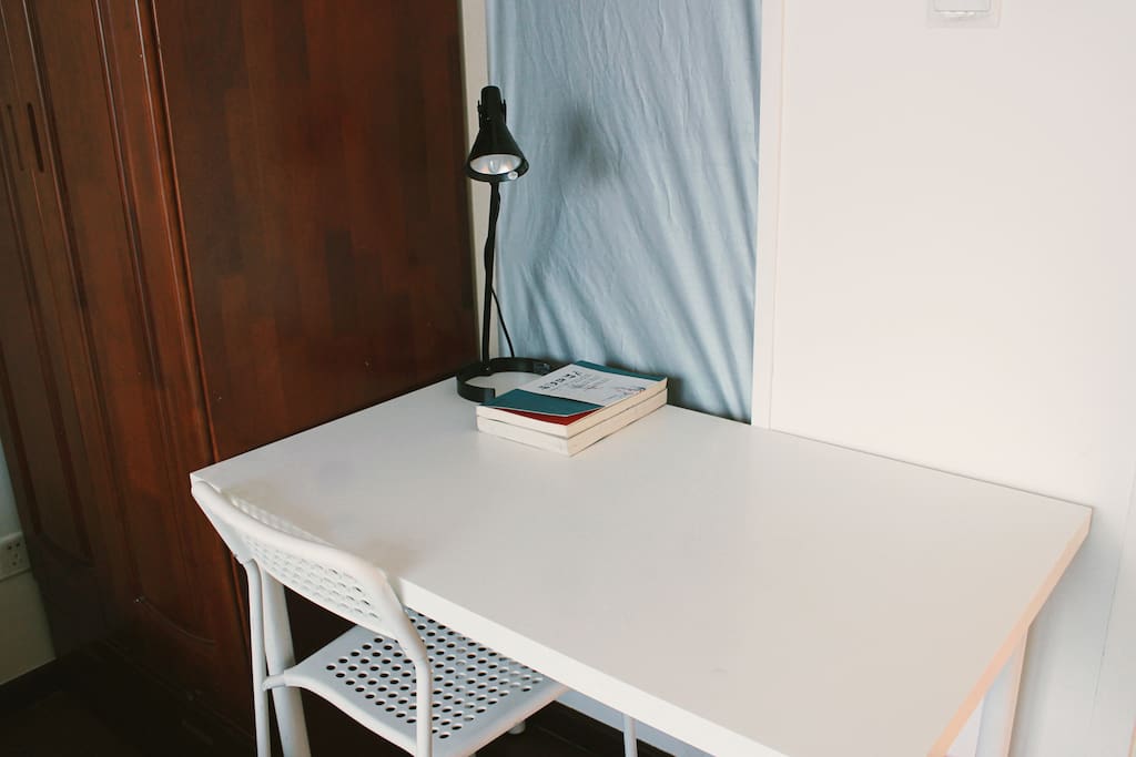简单舒适的书桌台灯 Simple workspace