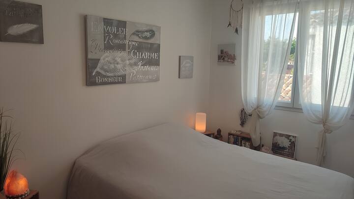 חדר השינה מול גרם המדרגות, אז מימין במסדרון הפונה דרומה, מואר מאוד.