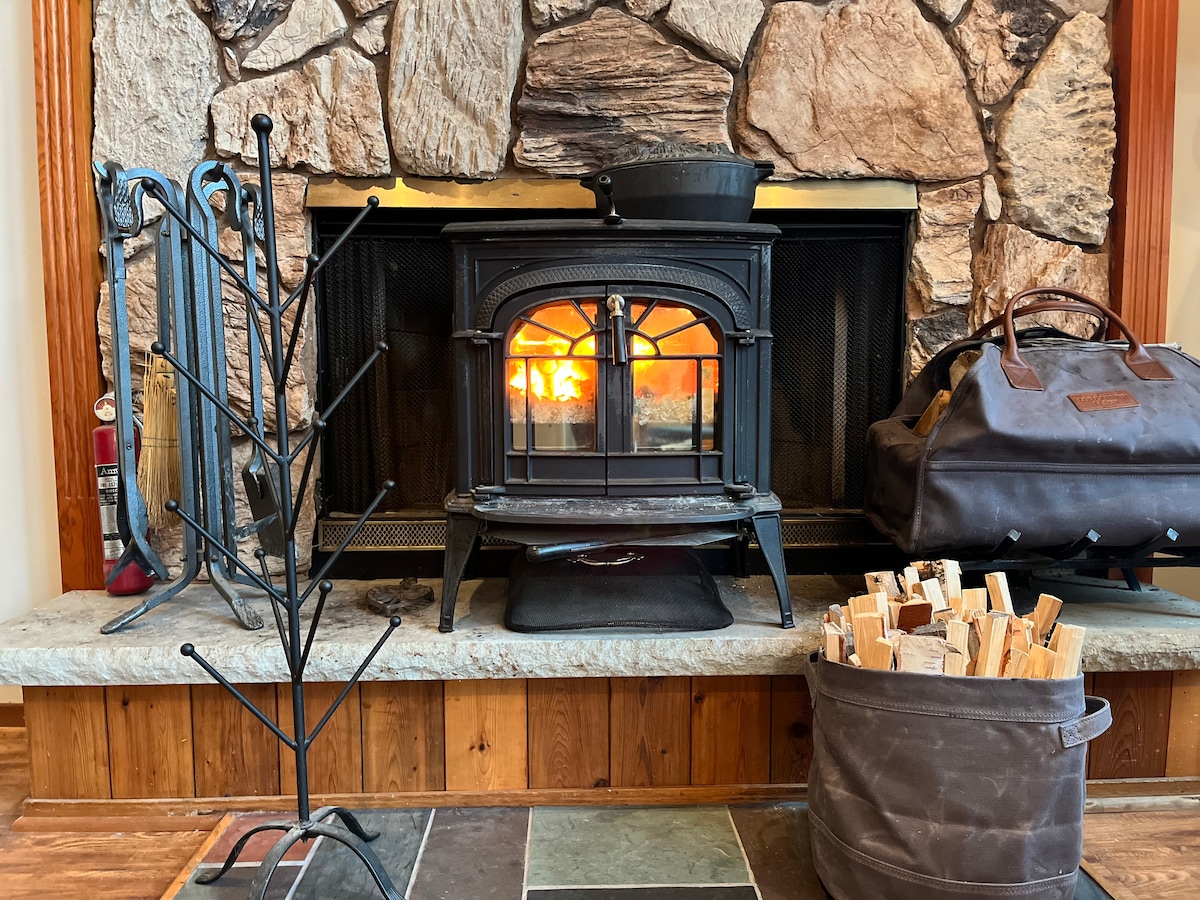 Popular Airbnb listing: 2BD+loft cabin Adirondacks | Gore Mt | North Creek in Glens Falls