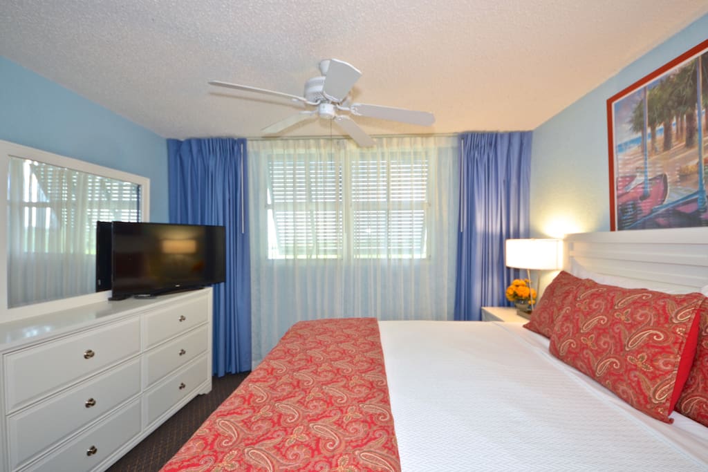 Large master bedroom with wifi and cable access