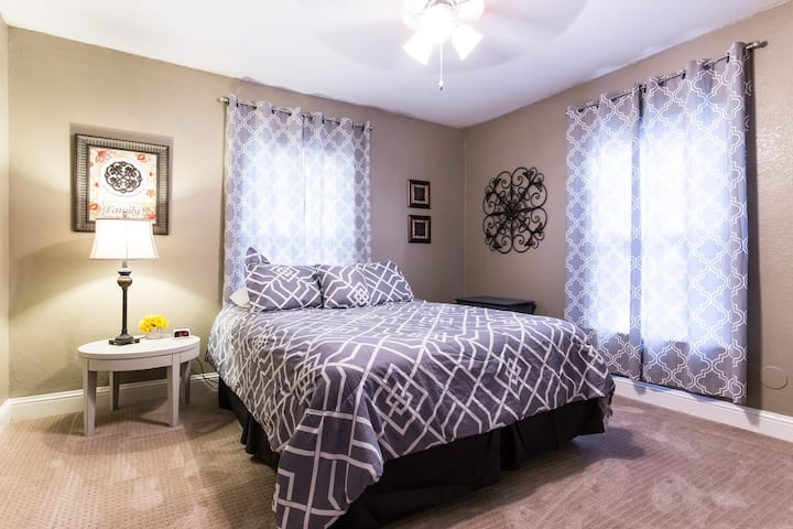 Dormitorio tamaño queen. Esta habitación también tiene TV por cable por si viajas con niños pequeños a los que les gusta ver la televisión.