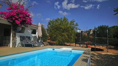 Successful Airbnb property: Private Villa, Heated Pool, Badminton Ping-Pong + in Moncarapacho