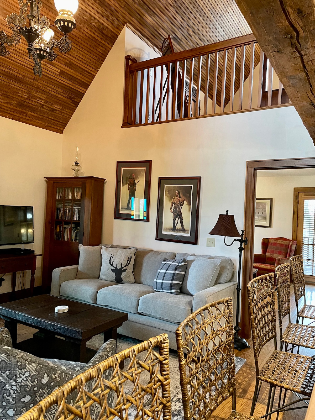 prostran, ali udoban dnevni boravak s radovima lokalnih umjetnika i detaljima povijesti Tennesseeja posvuda. 