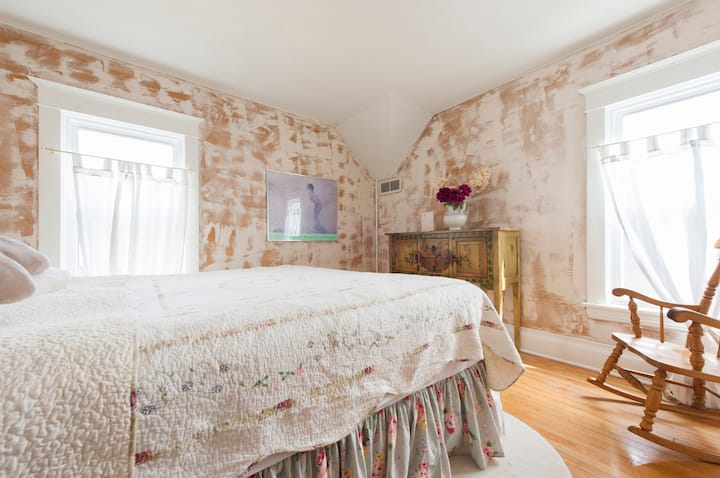 キングサイズのマスターベッドルーム