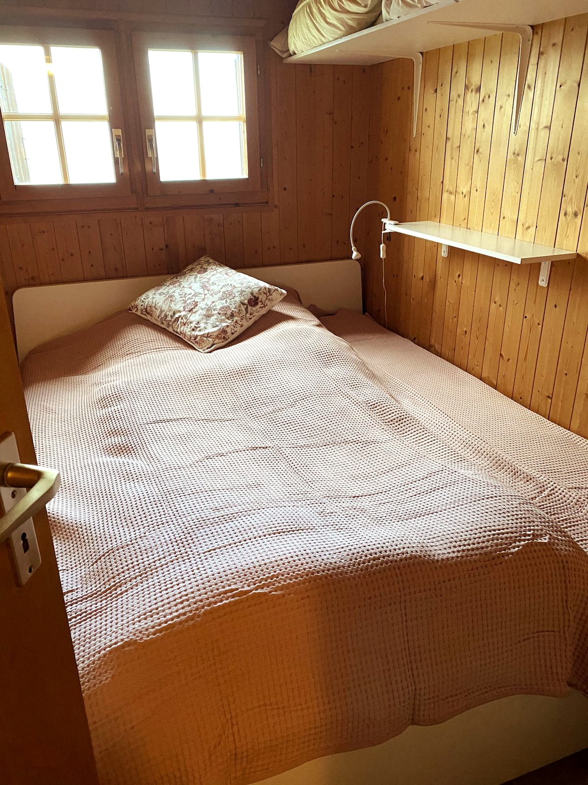 ห้องนอนพร้อมเตียงคู่