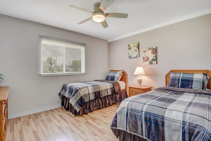 chumba cha kulala cha wageni chenye vitanda viwili na televisheni