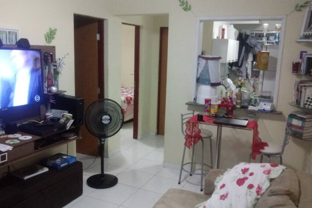 A sala de estar jantar...!!
TV 42"; SOFÁ 3LUGARES; CADEIRA; MESA DE VIDRO COM CADEIRAS E VENTILADOR DE COLUNA.