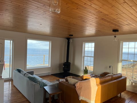 Top Airbnb: Cliffside Cottage: Ocean View, Hot Tub, Wood Stove in Avalon Peninsula
