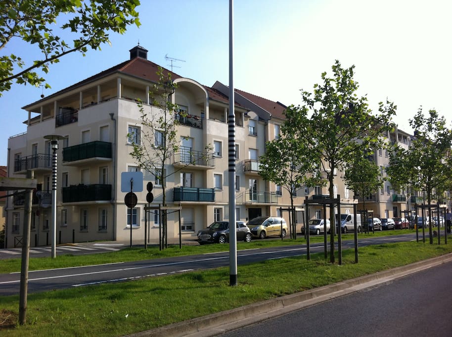 Extérieur de l'immeuble, moderne et standing.