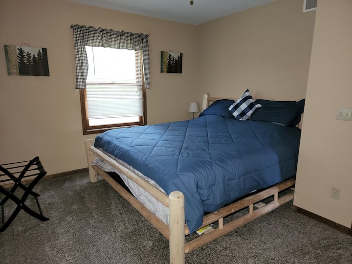 Bračni krevet (širine 180 - 200 cm) na glavnom katu