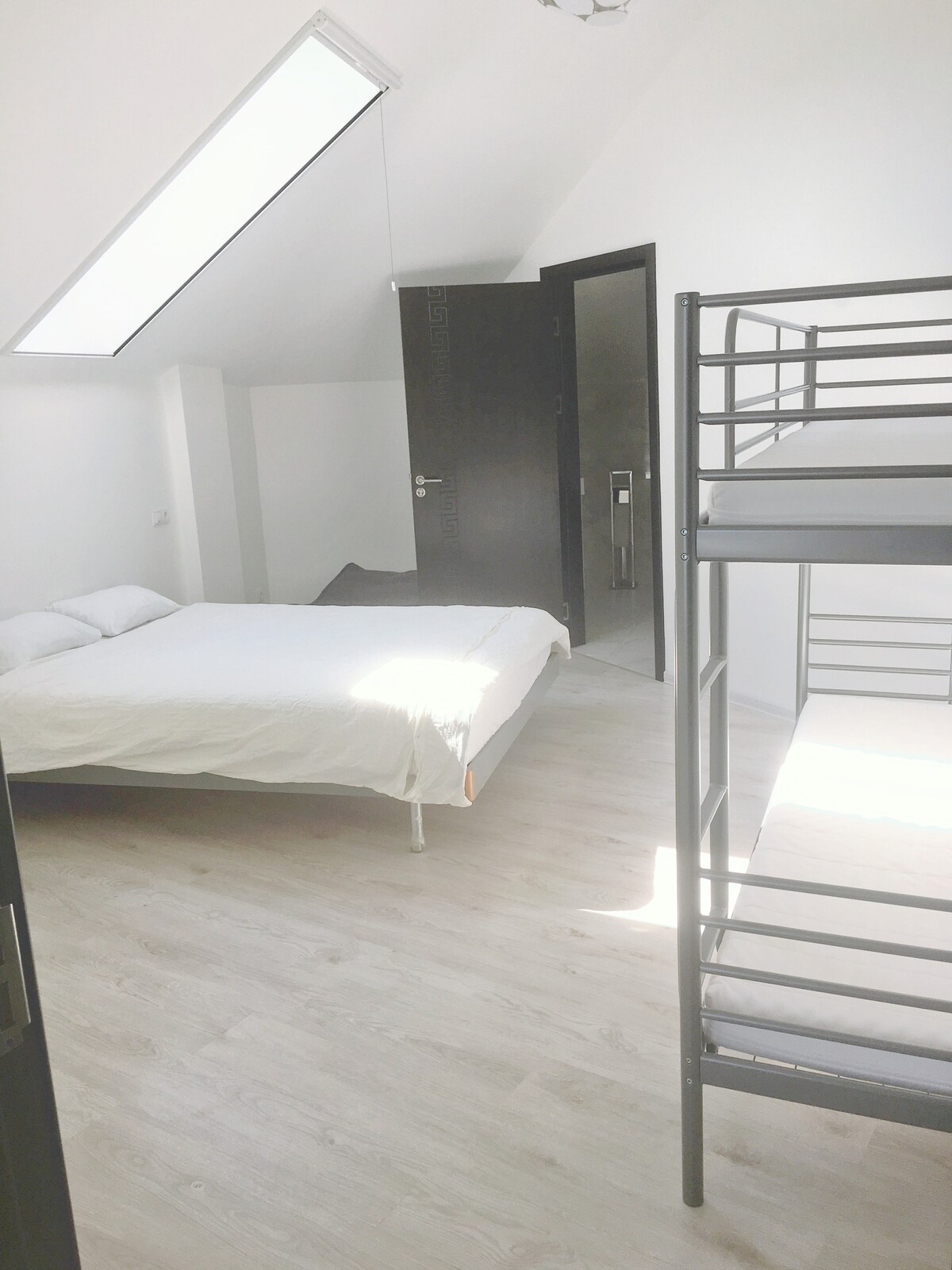 חדר שינה שני עם חדר רחצה צמוד, מיטת קומותיים ומיטת קווין סייז