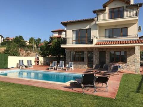 Villa, 5 beds,  private pool, gardens & parking.