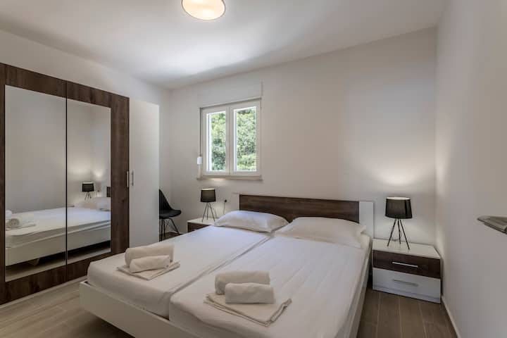 Tercer baño con una cama extragrande y armario