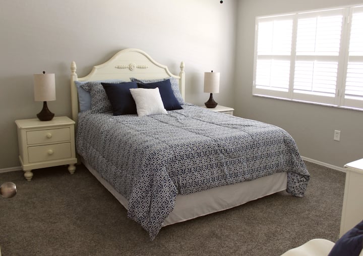 配有标准双人床的主卧