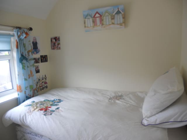 bright cosy room for single person