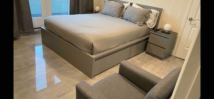 Dhomë gjumi master me Bay dhe Marina View Ballkon
me banjë moderne luksoze  të madhe, dollap në këmbë dhe televizor HD 