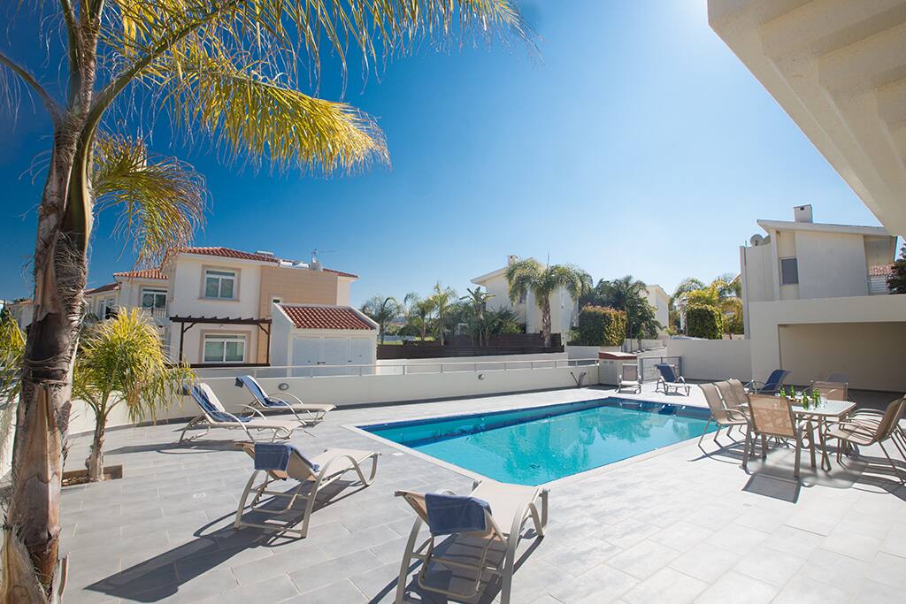 Large garden with barbecue, seating area, sun loungers and private pool
