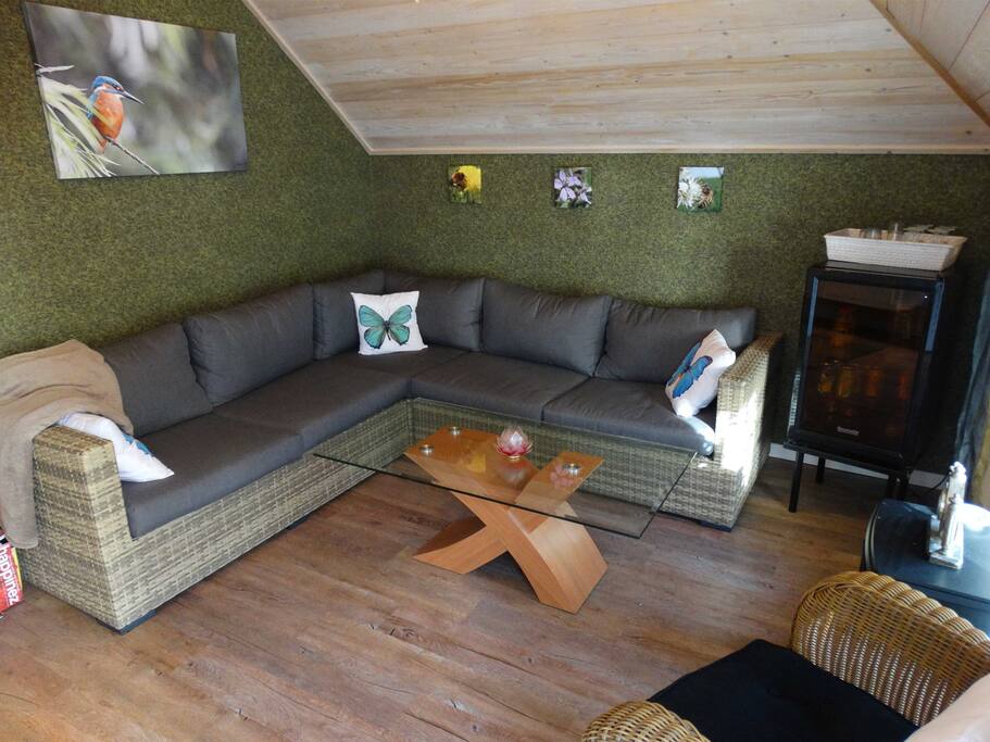 Loungeruimte met hoekbank.