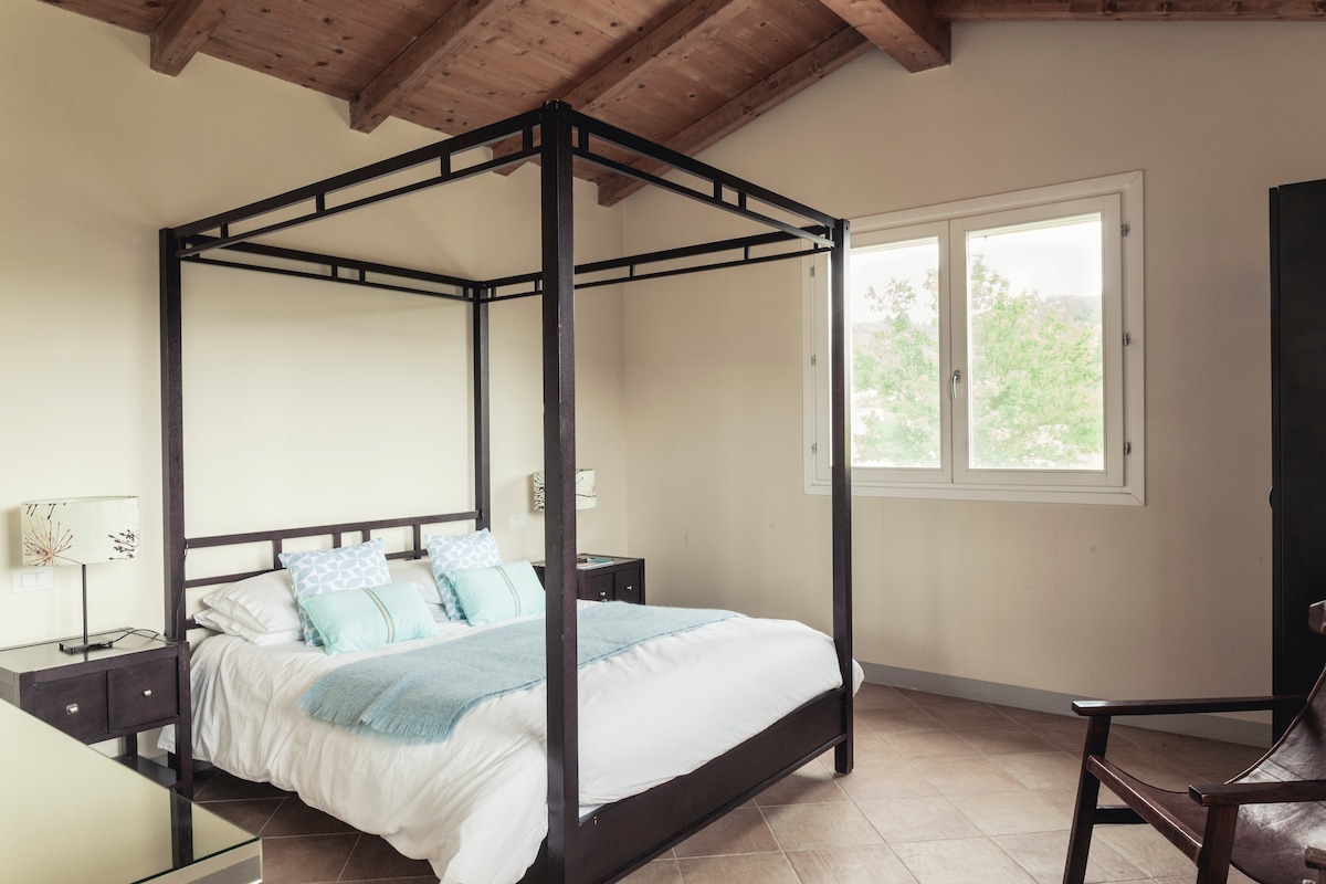 Chumba kikubwa cha kulala chenye kitanda cha futi 5 na bafu la ndani 