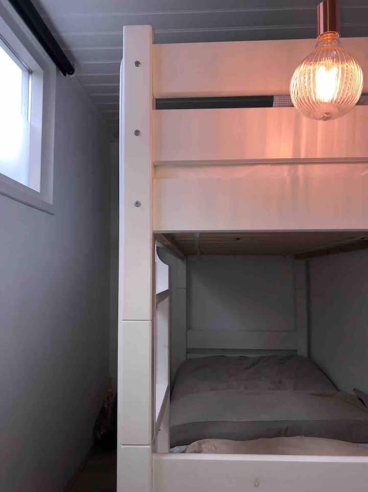 El segundo dormitorio muy pequeño y fino con litera de madera resistente. / Pequeño segundo dormitorio para dos. 