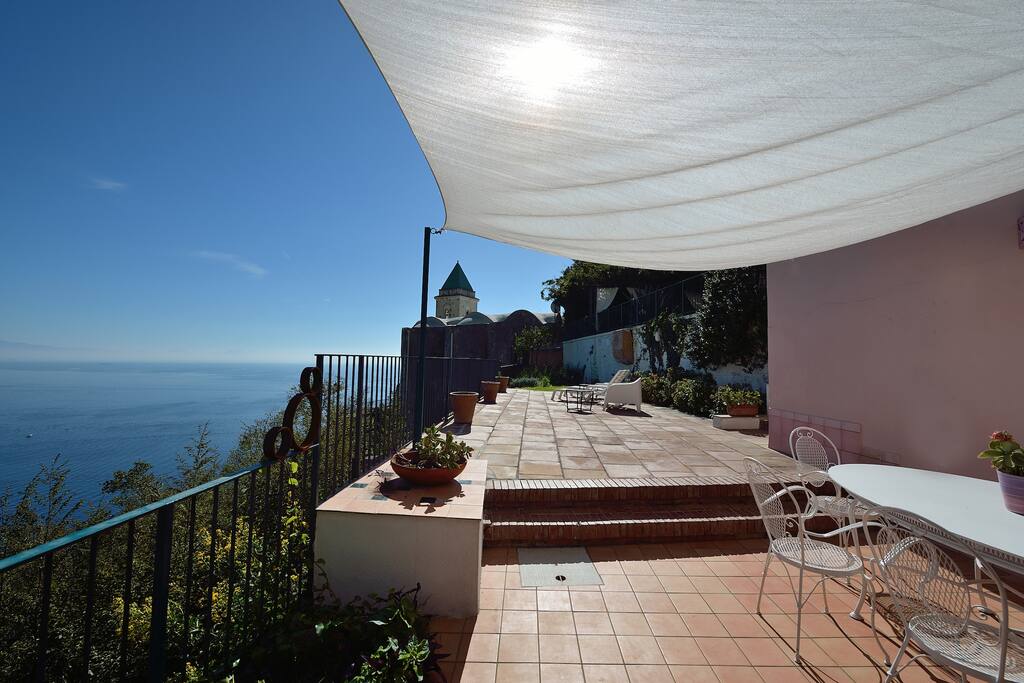 The terrace and the table with up to 10 seats