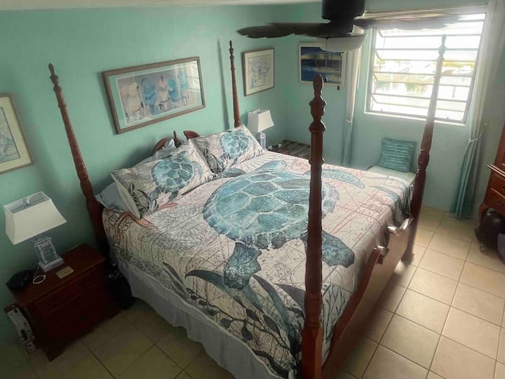 เตียงนอนสบายม่านหน้าต่างบังแสงลมดีพร้อมหน้าต่างที่เปิดอยู่หรือปิดลงเพื่อให้เครื่องปรับอากาศอยู่ในที่พัก