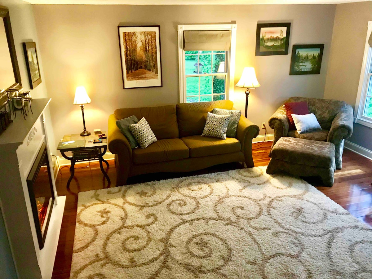 Peaceful country home & pool near DePauw