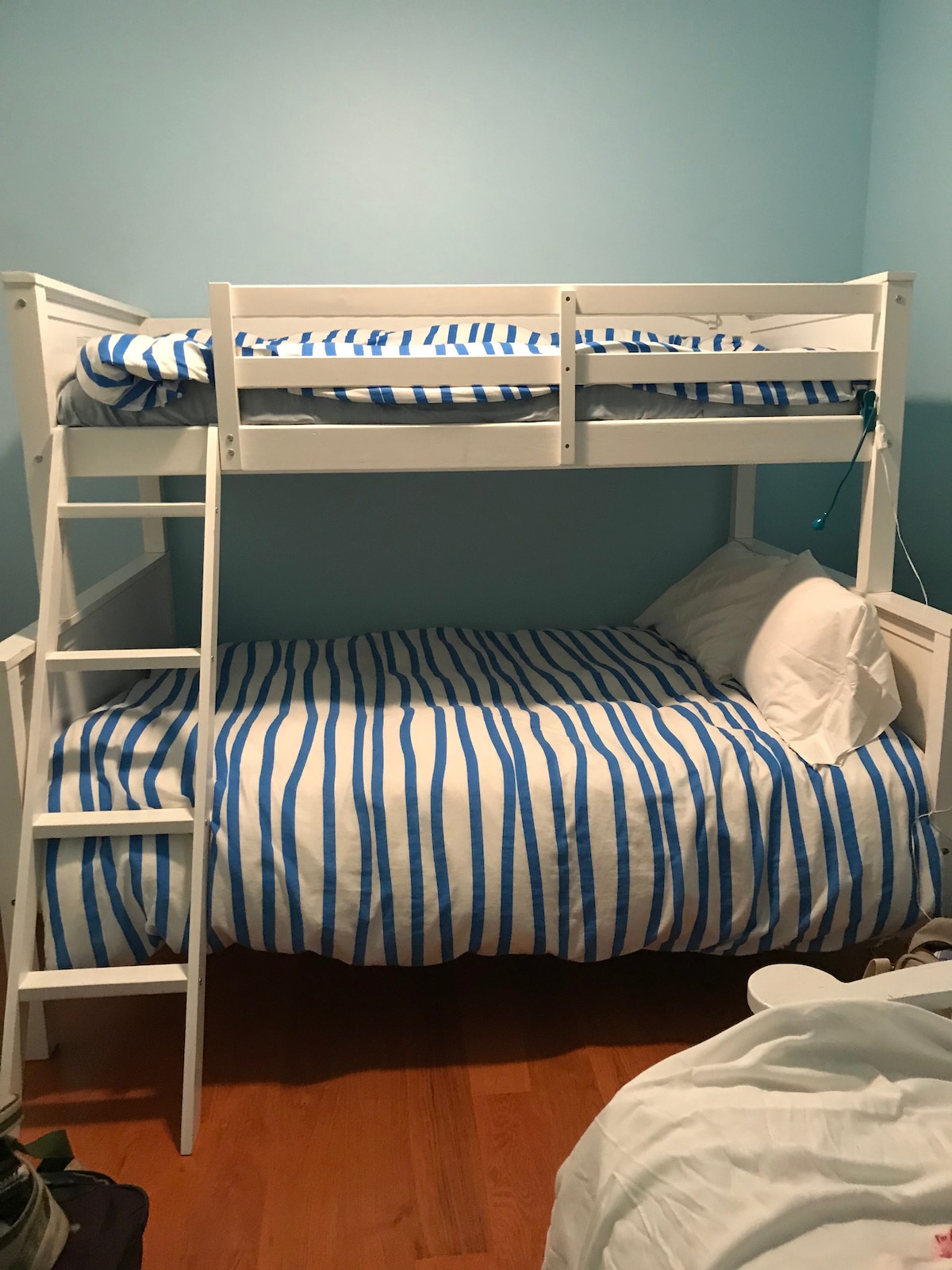 Dječja soba (2. kat). Krevet na kat je bračni krevet (prvi kat) i bračni krevet (širine 150-179 cm) (gornja etaža)