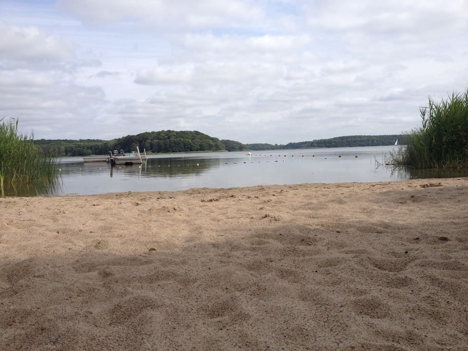 Sommer - Sonne - Wärme. Die Badestelle am Westensee in Felde ist im Sommer sogar von der DLRG bewacht. Sie ist in nur 20 Minuten zu Fuß über den Wanderweg über Wiesen und durch den Wald erreichbar. Selbst jetzt im Juli sind noch kaum Algen im Wasser - Alternativ ist sonst die Ostsee in 20 Minuten mit dem Auto erreichbar.
