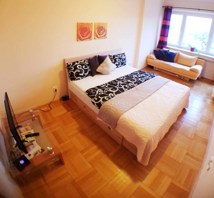 Ložnice s balkonem a TV